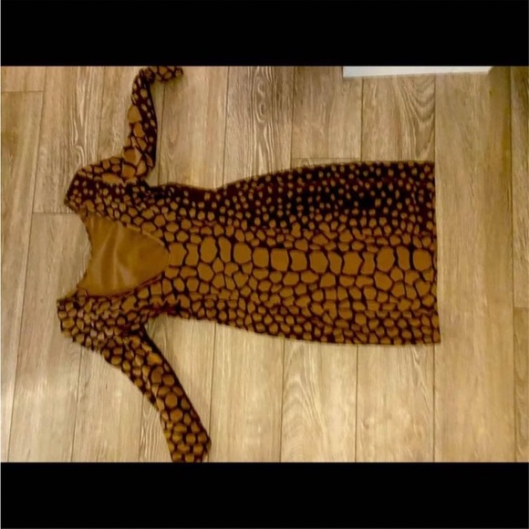 WILFRED | Giraffe Print Body Con Mini Dress with Light Shoulder Pads - Picture 2 of 4